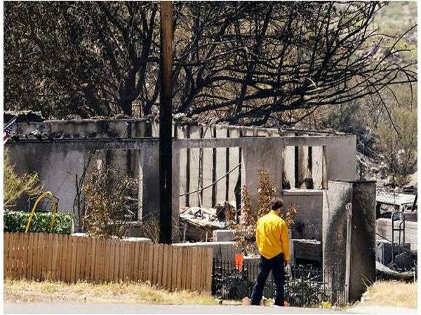 Kebakaran hutan tersebut menyebabkan dua bangunan yang tidak didiami musnah. - Foto Rob Schumacher/The Arizona Republic via AP