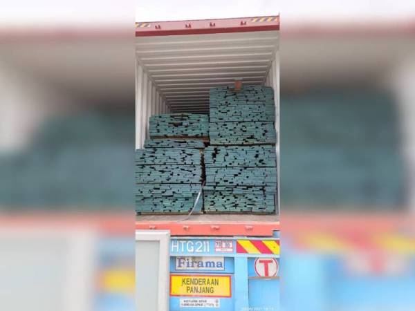 Produk kayu sudah digergaji dirampas Maqis kerana menggunakan permit tamat tempoh di Pelabuhan Tanjung Pelepas pada Jumaat.