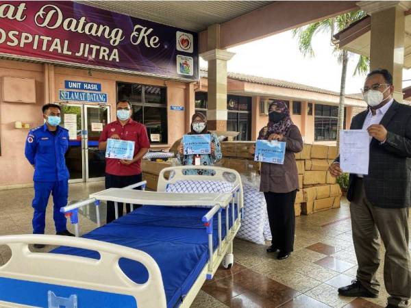 Halimaton Shaadiah (dua dari kanan) bersama barisan tetamu kehormat pada majlis penyerahan katil hospital di Hospital Jitra pada Ahad.