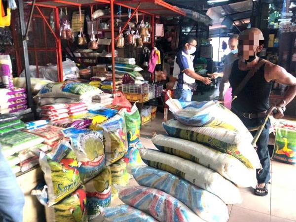 Suasana meriah di bahagian menjual beras di Pasar Besar Siti Khadijah, Kota Bharu dengan bekalan beras Siam yang banyak baru sampai.