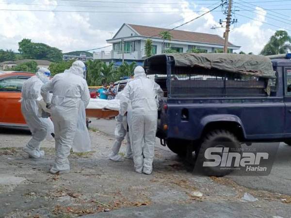 Mayat mangsa dibawa keluar untuk dihantar ke Hospital Raja Permaisuri Bainun (HRPB) Ipoh.