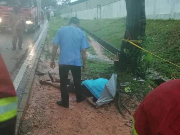 Seorang lelaki warga Myanmar maut disambar petir depan Flat Akasia, Taman Desa Cemerlang, Johor Bahru pada Ahad.