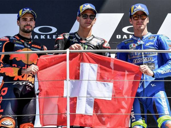 Dari kiri, pelumba KTM, Miguel Oliveira, Yamaha, Quartararo dan pelumba Suzuki, Joan Mir bergambar dengan bendera Switzerland sebagai tanda memperingati Dupasquier. FOTO: AFP