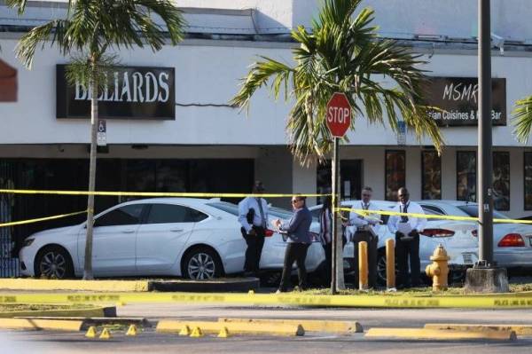 Beberapa anggota polis memeriksa lokasi kejadian tembakan di Hialeah, Florida pada Ahad. - Foto AFP
