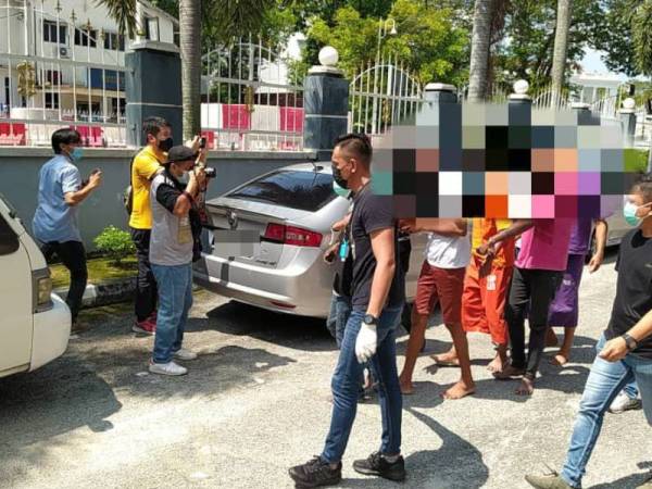 Tiga suspek dibawa keluar dari Mahkamah Majistret Ipoh pada Isnin selepas mendapat perintah reman selama tujuh hari sehingga 6 Jun bagi membantu siasatan kes bunuh.