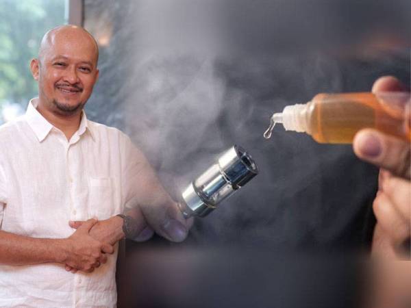 Larangan penggunaan dan penjualan produk vape bukanlah satu penyelesaian yang effektif bagi membendung penyalahgunaan vape di kalanganremaja bawah umur. - Gambar hiasan, gambar kiri: Rizani Zakaria