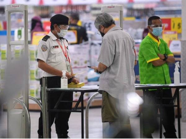 Operasi perniagaan makanan, kedai runcit, kedai serbaneka, pasar raya dibenarkan dibuka dari 7 pagi hingga 7 malam. - Foto Bernama