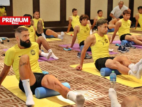 Skuad Harimau Malaya menjalani latihan ringan di Manama pada Ahad. - Foto FB FAM