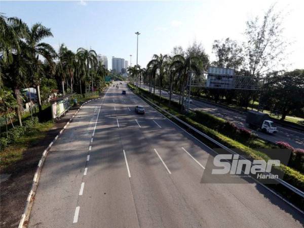 Keadaan jalan raya di Lebuhraya Tun Dr Lim Chong Eu dari arah Bayan Lepas ke pusat bandar Georgetown pada hari pertama pelaksanaan Sekatan Pergerakan Penuh, pada Selasa.