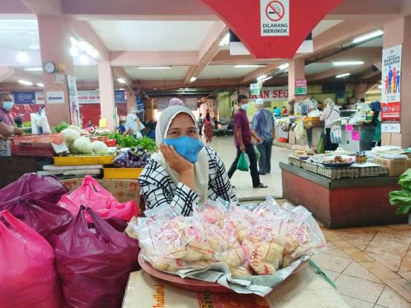 Noraini tetap tidak berputus asa menjual karipap sejuk beku di Pasar Siti Khadijah, Kota Bharu walaupun tidak ramai pengunjung.