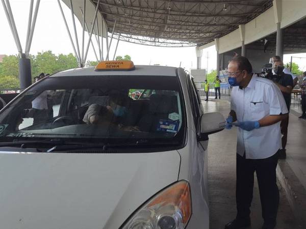 Wan Rosdy menyampaikan sumbangan kepada pemandu teksi di Terminal Sentral Kuantan pada Selasa.