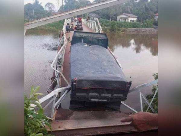 Jambatan besi yang digunakan penduduk sebagai laluan alternatif antara Kampung Tanjung Jering dan Kampung Berhala, Tawang, Bachok ditutup kerana runtuh.