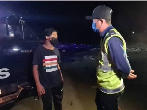 Mohd Haris bertemu salah seorang mangsa yang terselamat untuk mendapatkan maklumat berhubung kejadian empat yang dikhuatiri lemas di Pantai Gorongan, berhampiran Kampung Contoh, Putatan.