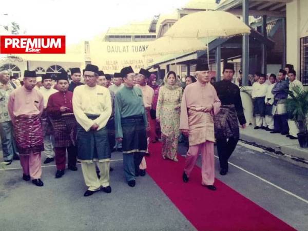 Almarhum Sultan Azlan Shah yang pernah mencemar duli melawat Madrasah Idrisiah Kuala Kangsar