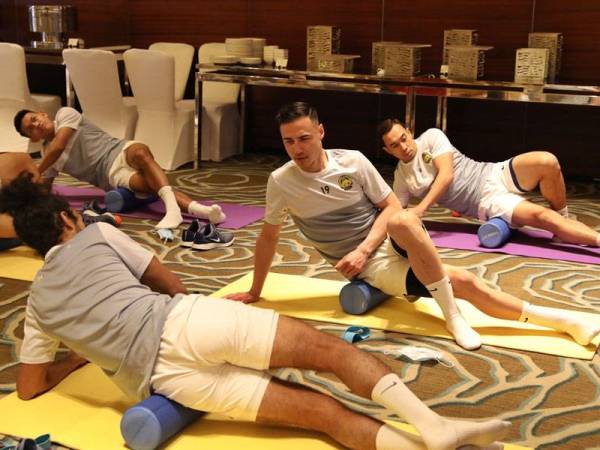 Cools (tengah) mula menjalani latihan ringan bersama skuad Harimau Malaya sebaik tiba di Dubai, UAE pada Selasa.