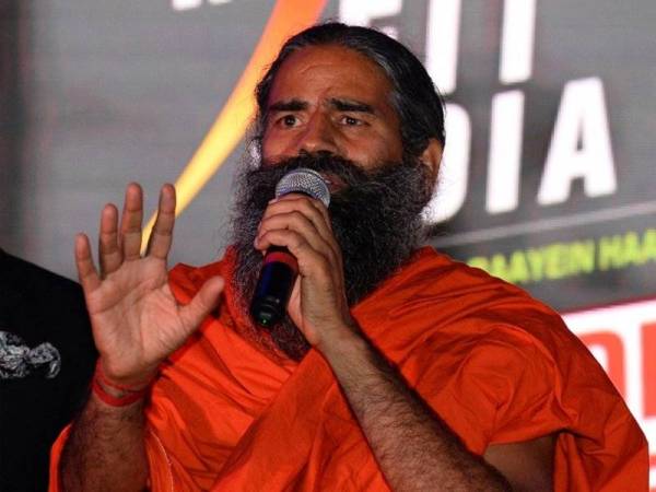 Baba Ramdev dengan angkuh mendakwa dirinya dilindungi oleh yoga dan ubat-ubatan tradisional atau Ayurveda. - Foto AFP