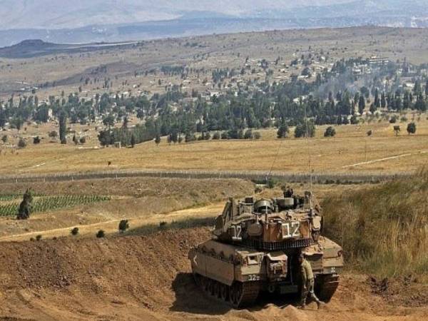 Gambar fail menunjukkan sebuah kereta kebal tentera rejim Zionis mengawal sempadan Israel dengan Syria di Bukit Golan. - Foto AFP