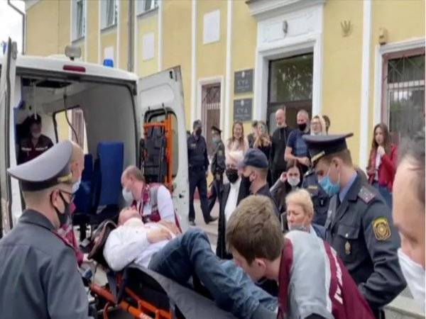 Beberapa anggota paramedik mengusung Stepan Latypov masuk ke dalam ambulans selepas menikam lehernya di sebuah mahkamah di Minsk, Belarus pada Selasa. - Foto Reuters