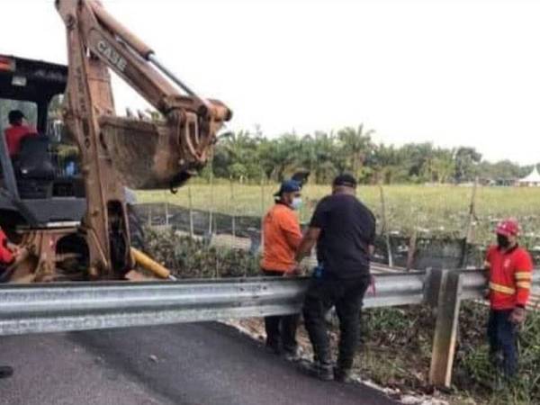 Polis menutup jalan kampung yang menjadi antara laluan tikus menuju ke Felda Bukit Batu Kulai dari Pontian.