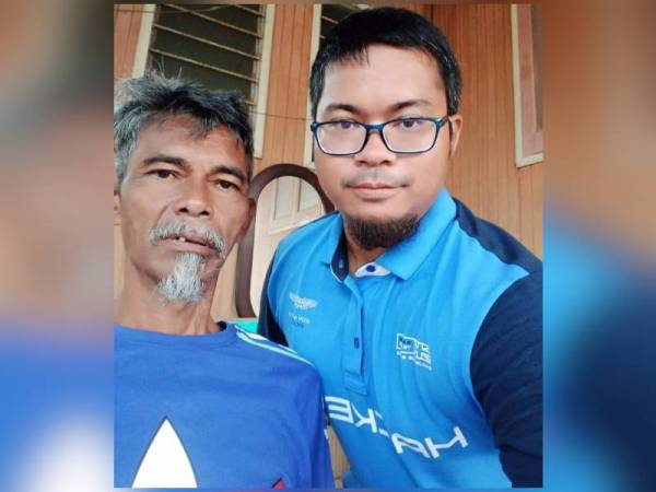 Khalid (kanan) memuat naik gambar dirakam bersama arwah bapanya pada 1 Syawal lalu. - Foto Ihsan Facebook Khalid Zaidi