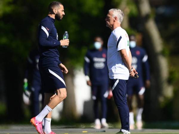 Benzema (kiri) berkata sesuatu kepada Deschamps semasa sesi latihan Les Bleus di Clairefontaine-en-Yvelines, Perancis pada 31 Mei lalu.