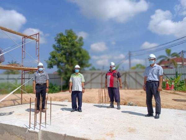 Kakitangan Syarikat NR Chemical & Organic Industri (M) Sdn Bhd membuat tinjauan di LRA Mini di Teluk Mesira, Bachok.