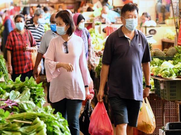 Sejak pandemik Covid-19 memakai pelitup muka menjadi sebahagian norma baharu dalam kehidupan harian. Gambar hiasan