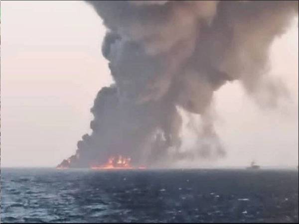 Kapal tentera terbesar Iran karam selepas terbakar di Teluk Oman.