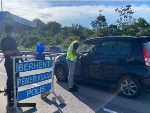 Sekatan jalan raya di Jalan Kuarters KLIA ke SIC, Sepang dijalankan pihak IPD KLIA dalam usaha mempertingkatkan pematuhan SOP PKP 3.0 masyarakat. - Foto IPD KLIA