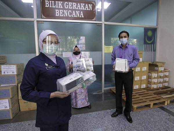 Timbalan Pengarah Pengurusan Hospital Sultanah Bahiyah, Wan Ahmad Fazli Wan Kamis (kanan) bersama-sama petugas barisan hadapan Hospital Sultanah Bahiyah menunjukkan peralatan perubatan yang diterima daripada Kumpulan BDB. - Foto BDB