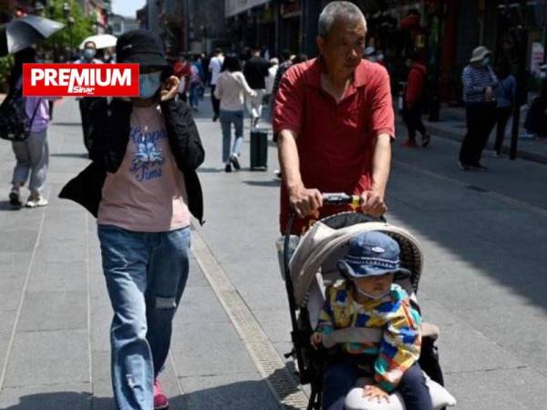 China melonggarkan dasarnya apabila membenarkan setiap keluarga memiliki tiga orang anak di negara itu. - Foto AFP