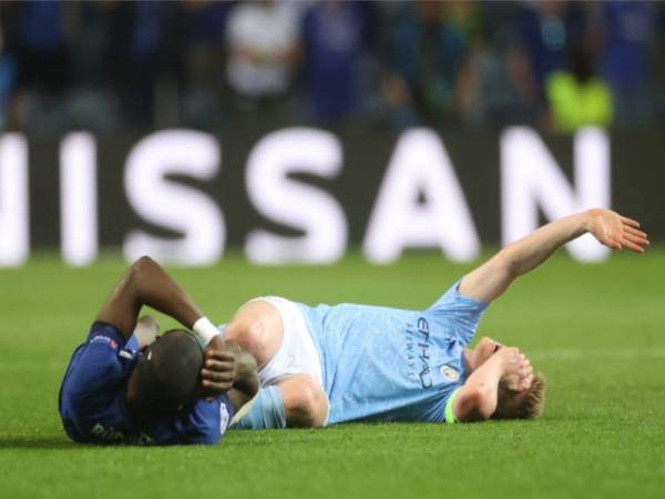 Status De Bruyne (kanan) bersama Belgium pada saingan Euro 2020 masih samar selepas mengalami kecederaan semasa perlawanan akhir Liga Juara-Juara menemukan dua sensasi Inggeris, Manchester City dan Chelsea di Porto.