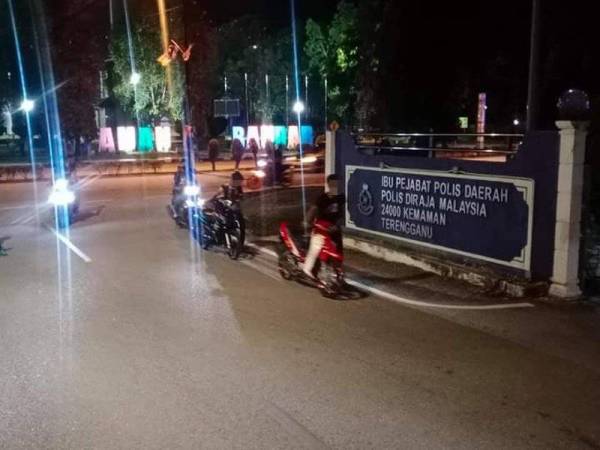 14 lelaki yang ditahan diarah menolak motosikal masing-masing ke IPD Kemaman sejauh 5KM. Foto ihsan: Polis Kemaman