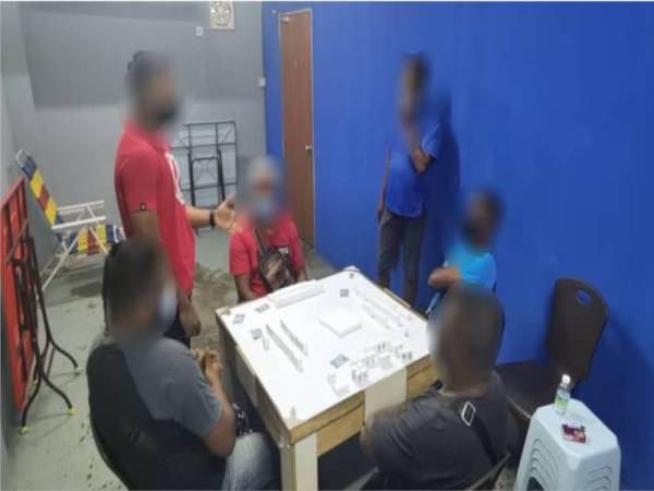 Lima lelaki dikompaun RM7,500 kerana melanggar SOP Perintah Kawalan Pergerakan 3.0 dalam satu serbuan di Taman Puteri Wangsa, petang Rabu. -Foto Polis JBS