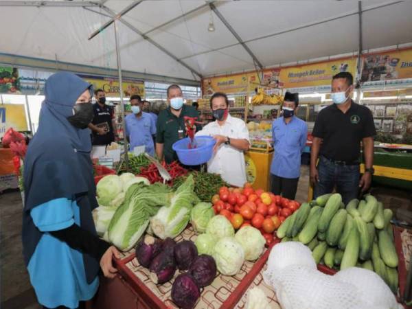 Pelbagai barangan segar ditawarkan di MFO Putrajaya.