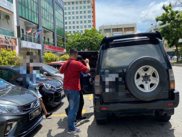 Lelaki yang didakwa melakukan perbuatan tidak senonoh terhadap seorang peserta Unduk Ngadau di tahan polis di pejabatnya di Asia City, Kota Kinabalu.