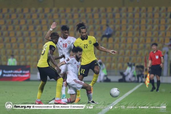 Skuad Harimau Malaya menentang UAE pada aksi Kumpulan G pusingan kedua Kelayakan Piala Dunia 2022/ Piala Asia 2023 di Stadium Zabeel, Dubai. - Foto Facebook FAM