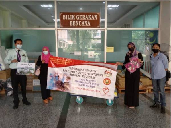 Wakil syarikat swasta tampil menyerahkan pelindung muka kepada Hospital Sultanah Bahiyah (HSB), pada Khamis.