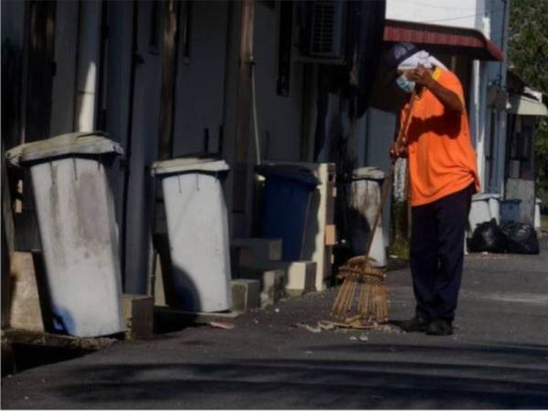 Selain berdepan risiko dijangkiti pelbagai penyakit berjangkit termasuk Covid-19, pengorbanan pekerja pembersihan sebagai wira juga perlu dihargai. -Gambar hiasan 