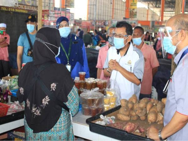 Che Abdullah (tengah) sempat berbual dengan salah seorang peniaga di RTC tersebut.