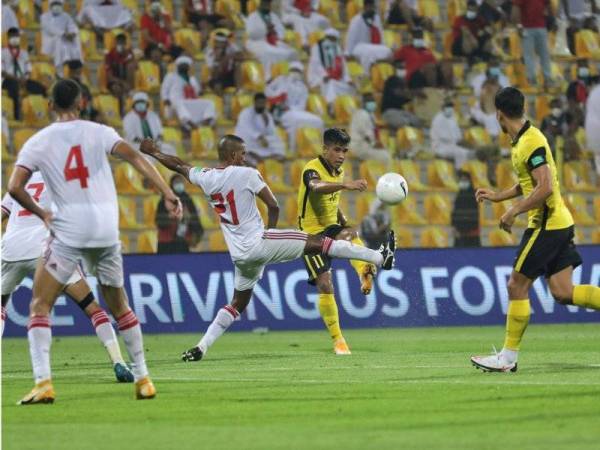 Pemain Harimau Malaya Safawi Rasid melakukan percubaan ke pintu gol UAE. Foto: FB FAM