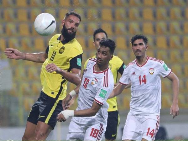 Liridon Krasniqi diasak pemain UAE dalam aksi di Stadium Zabeel, Dubai pada awal pagi Jumaat.
FOTO: FB FAM