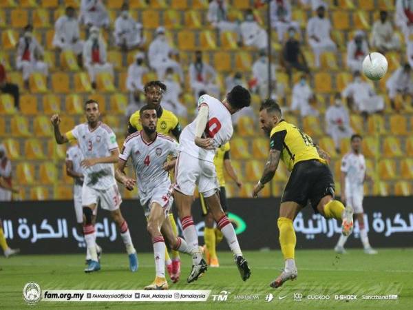 De Paula (kanan) dicabar pemain lawan ketika cuba melakukan percubaan ke arah gawang UAE di Stadium Zabeel pada awal pagi Jumaat. Foto: FB FAM