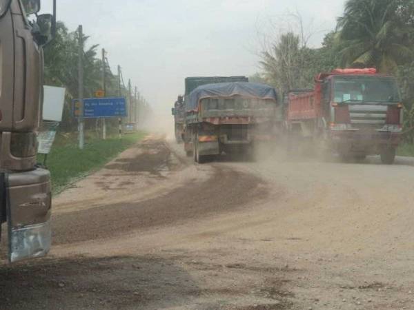 Penduduk rimas terpaksa melalui jalan berdebu setiap hari walaupun PKP telah dilaksanakan.