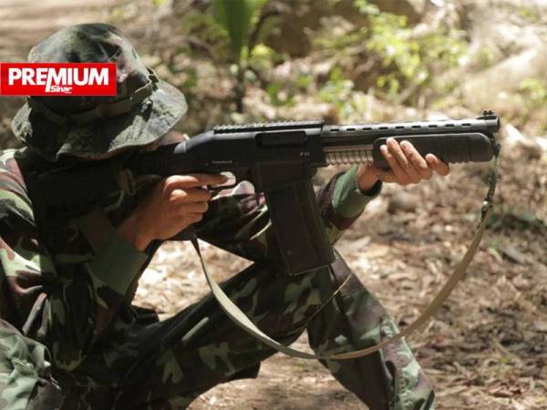 Gambar fail menunjukkan seorang aktivis antirampasan kuasa tentera menjalani latihan asas pertempuran di sebuah kem milik Kesatuan Kebangsaan Karen di dalam hutan negara itu. - Foto AFP/STR