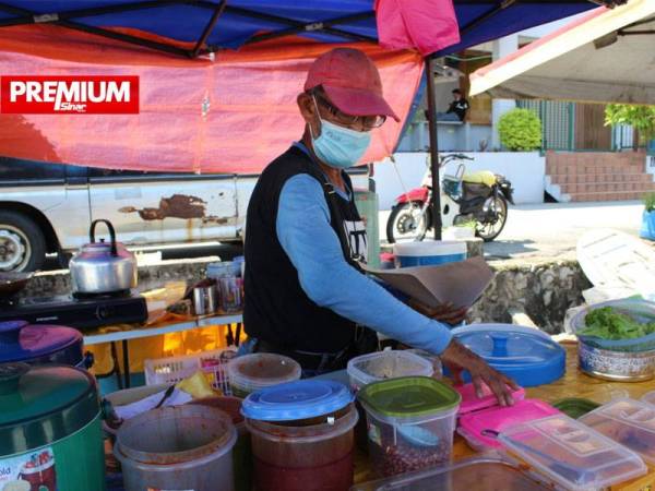 Zakaria yang sudah berniaga selama 14 tahun itu berkata, tidak salah jika peniaga berubah arah sepertinya yang bermula dengan berniaga baju di Cheras namun bertukar kepada perniagaan gerai makanan akibat kurang sambutan terutamanya semasa musim PKP.