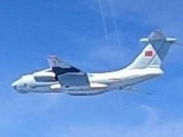 Gambar fail menunjukkan sebuah pesawat tentera China, IIyushin Il-76 yang didakwa terbang di ruang udara Malaysia. - Foto TUDM