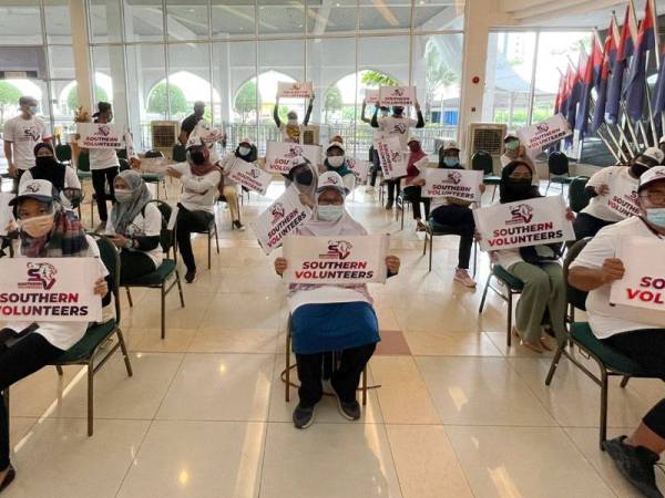 Seramai 120 sukarelawan dari Southern Volunteers akan bertugas untuk memberi bantuan di Pusat Pemberian Vaksin (PPV), Pusat Konvensyen Antarabangsa Persada Johor. -Foto Bernama