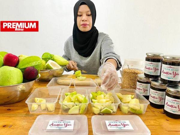 Nurulashikin kini rancak berbisnes rojak buah dan kuah rojak dari rumah ke rumah di sekitar PPR Pantai Ria di ibu negara.