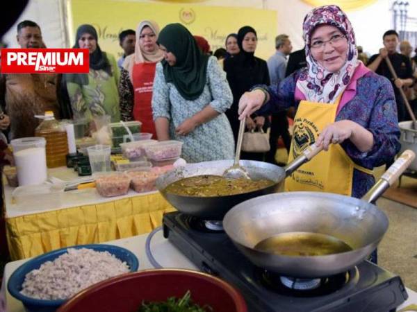 Tunku Azizah memang terkenal dengan kehandalan memasak, malah sering memasak untuk mangsa-mangsa banjir di pusat pemindahan. 